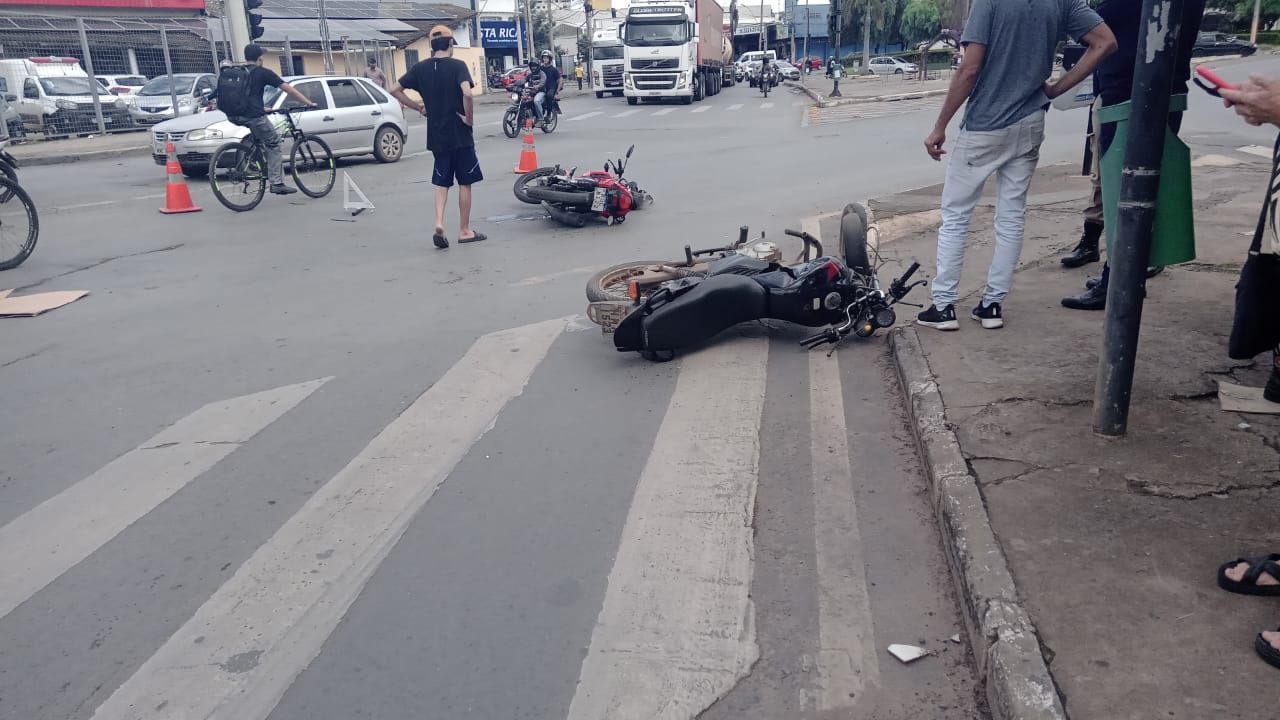 Colisão entre duas motos no centro de Montes Claros deixa pessoas feridas