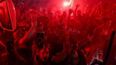 Colorados começaram a festa de apoio ao Inter na noite desta terça-feira (26)