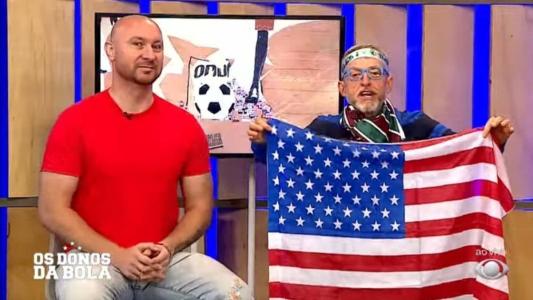Com a bandeira dos EUA, em alusão ao atacante Kennedy, do Fluminense, que tem o mesmo nome do ex-presidente norte americano