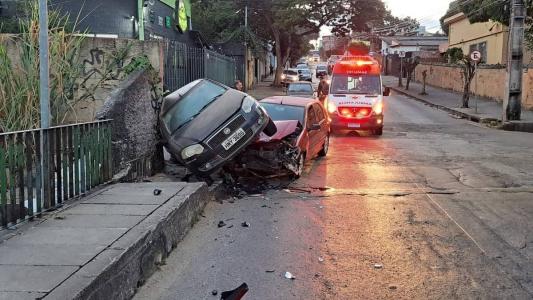Com a batida o Siena foi parar em cima do passeio