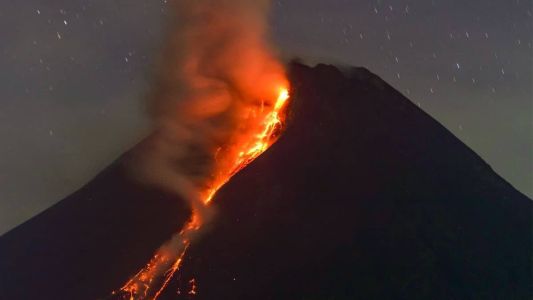 Com a erução, uma chuva de cinzas vulcânicas cobriu pelo menos oito localidades próximas