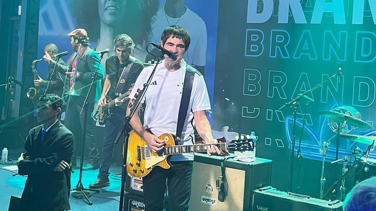 Nova camisa branca do Cruzeiro é exibida por Samuel Rosa em evento da Adidas
