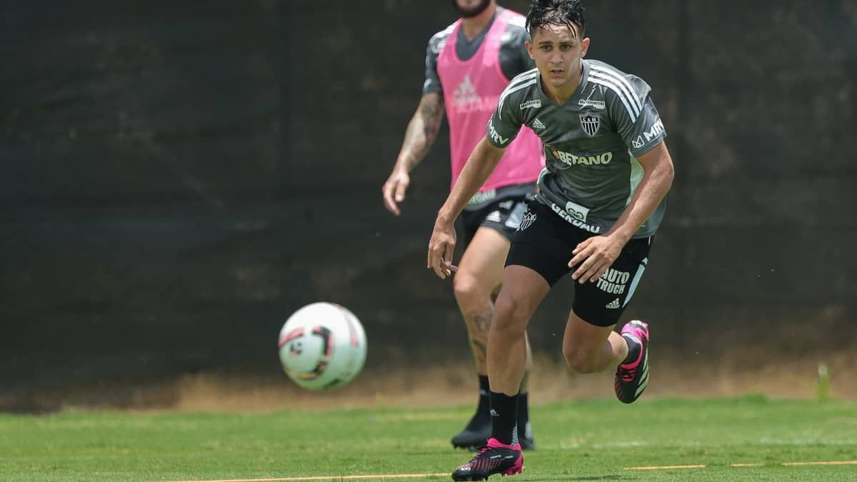 Atlético x Democrata-SL: lateral-direito Vitor Gabriel, de 16 anos, é relacionado pela primeira vez