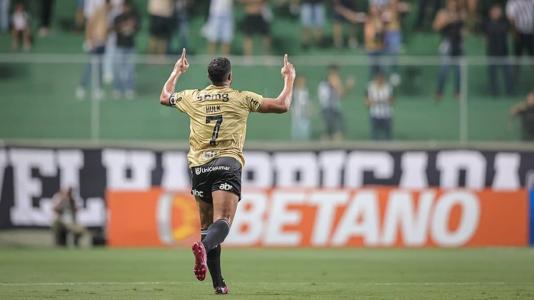 Com gols de falta, Hulk chegou a 70 gols marcados pelo Atlético