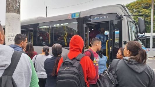 Com greve em trens e metrô, ônibus ficam lotados na capital paulista