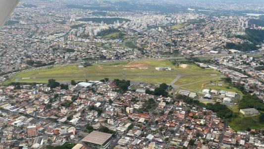 Com isso, é provável que o aeroporto tenha mesmo as atividades suspensas a partir deste sábado (1º), como determinou a prefeitura de BH