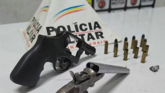Com o suspeito foram apreendidas duas armas e munição