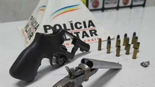 Com o suspeito foram apreendidas duas armas e munição