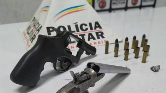 Com o suspeito foram apreendidas duas armas e munição