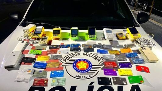 Com o suspeito foram encontrados cartões de créditos e máquinas de cartões.