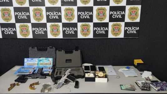 Com os suspeitos foram apreendidos armas, celulares e munições.