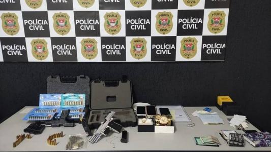 Com os suspeitos foram apreendidos armas, celulares e munições.