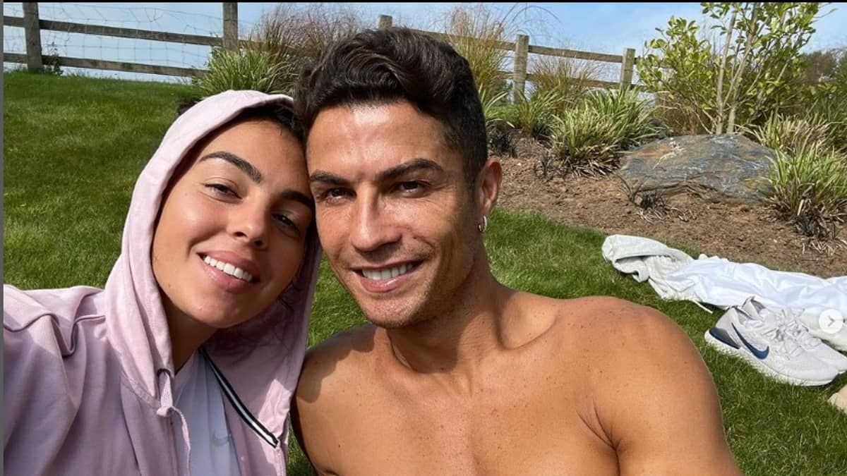 Arábia Saudita deixará Cristiano Ronaldo e mulher morarem juntos mesmo sem serem casados 
