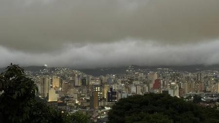 Com quase 30% da chuva do mês nesta quinta (22) em BH, Defesa Civil reforça sinais de perigo