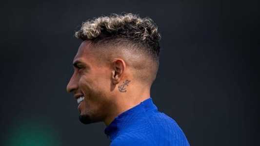 Com Raphinha, o Barcelona enfrenta o Atlético de Madrid neste domingo (23)