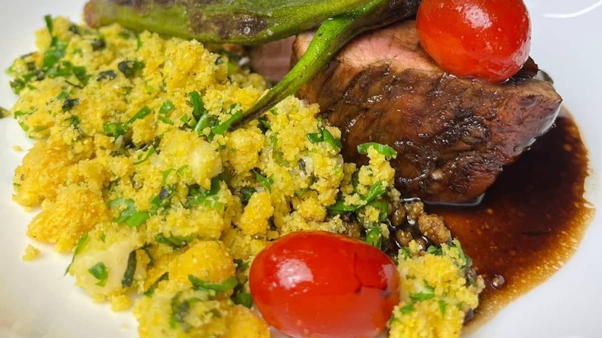 Tempero de Minas: filé suíno com café acompanha fubá suado e quiabo em receita inovadora
