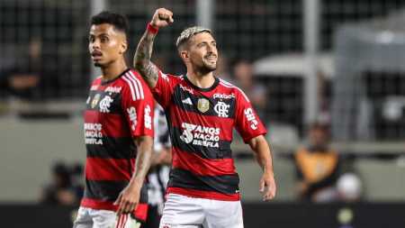 Com um gol e uma assistência, meia uruguaio De Arrascaeta foi decisivo no triunfo flamenguista sobre o Atlético
