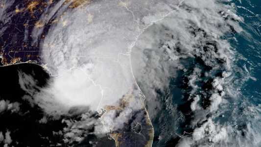 Com ventos de cerca de 200 km/h, poderoso furacão Idalia toca o solo na Flórida.