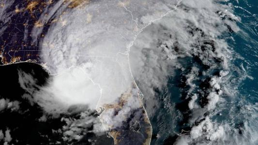 Com ventos de cerca de 200 km/h, poderoso furacão Idalia toca o solo na Flórida.