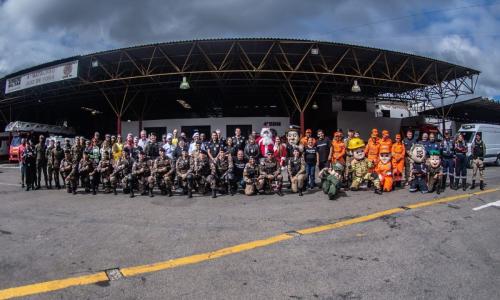 Integrantes da sociedade civil e de corporações militares participam do Comboio do Bem
