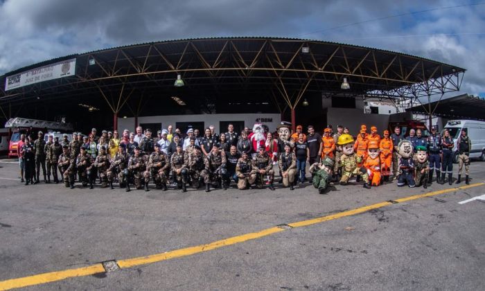 Integrantes da sociedade civil e de corporações militares participam do Comboio do Bem