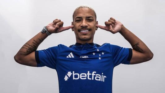 Comemoração de Matheus Pereira: jogador tapa os ouvidos com o indicador