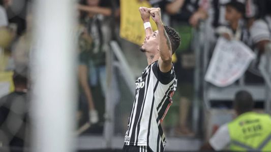 Comemoração de Paulinho, atacante do Atlético, após gol contra o Inter