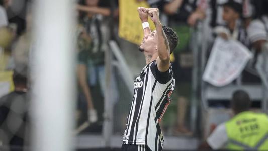 Comemoração de Paulinho, atacante do Atlético, após gol contra o Inter