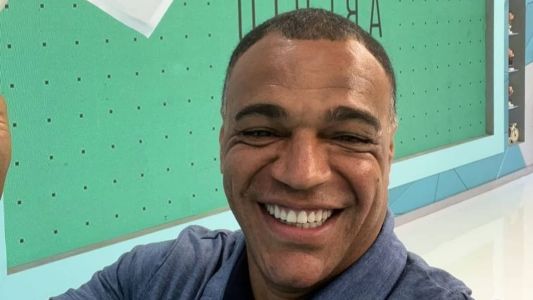 Comentarista Denílson Show durante programa 'Jogo Abeto'