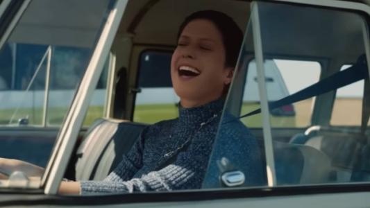 Comercial da Volkswagen recriou a imagem da cantora Elis Regina, que morreu aos 36 anos, por meio de inteligência artificial