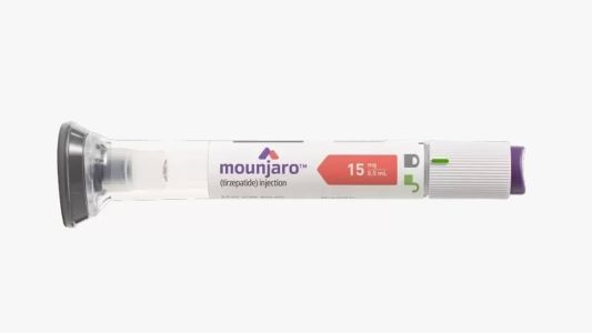 Comercializada pelo nome Mounjaro, a tirzepatida é uma droga injetável semanal que atua no controle do nível glicêmico do sangue e na sensação de saciedade.
