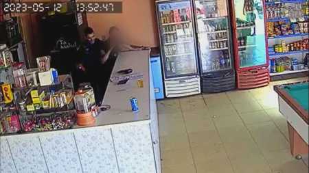 Comerciante é agredido por PM do DF na frente da esposa grávida em Goiás.
