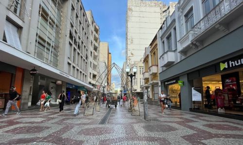 Comércio do Centro de Juiz de Fora enfeitado para o Natal 2025