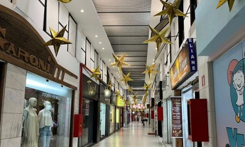 Comércio do Centro de Juiz de Fora enfeitado para o Natal 2025