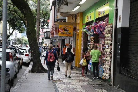 Pessoas caminhando no Hipercentro de Belo Horizonte