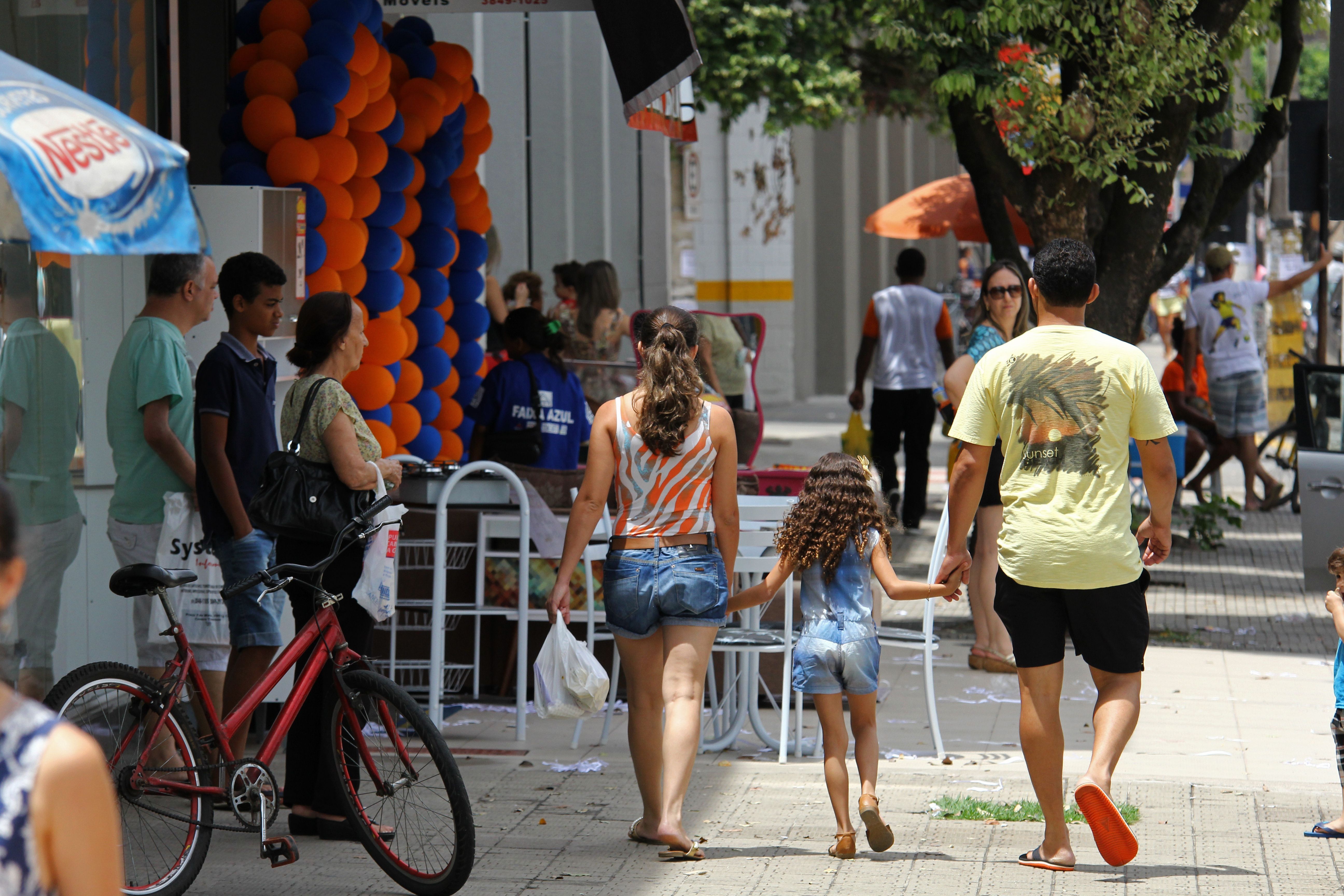 Comércio no Vale do Aço funciona em horário normal nesta véspera de Natal