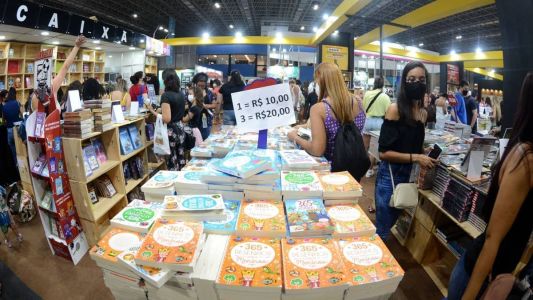 Comércio online de livros supera livrarias físicas pela primeira vez em 2022, aponta pesquisa.