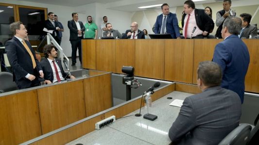 Comissão aprovou parecer de projeto de Zema que aumenta ICMS para bens supérfluos; duas mudanças foram feitas no texto original