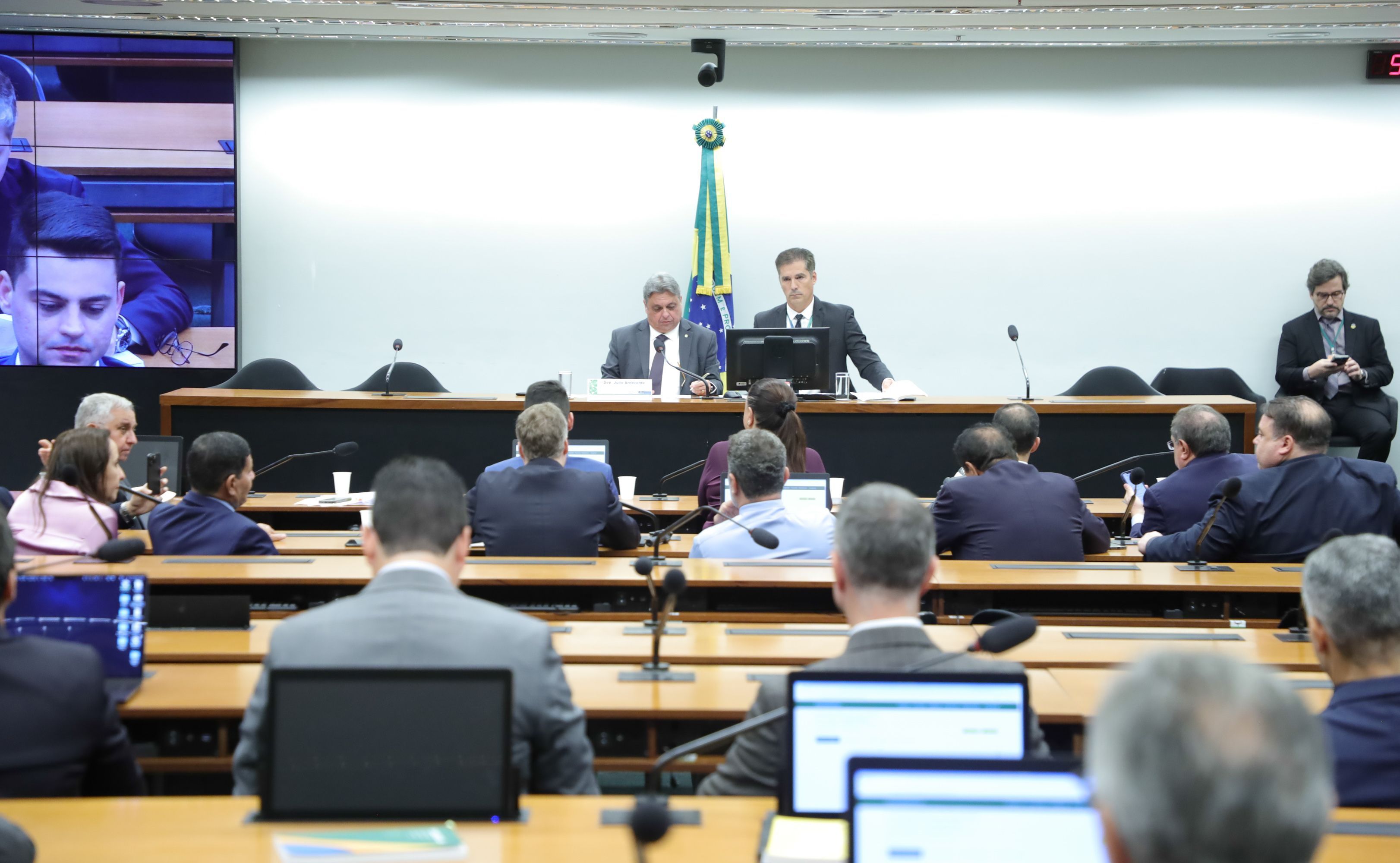 Comissão de Orçamento autoriza crédito extra bilionário para ministérios do Governo Lula