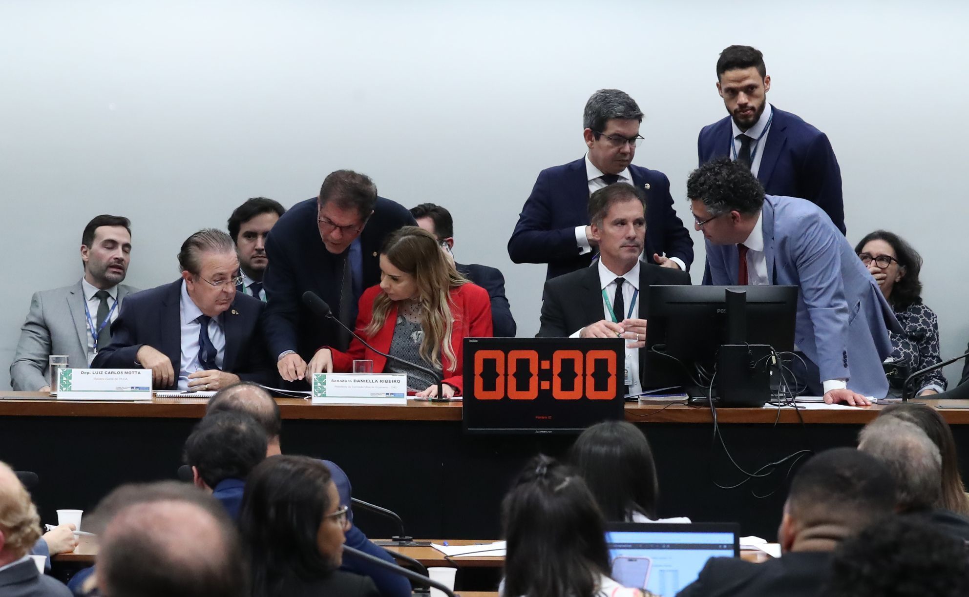 Orçamento 2024 é aprovado em comissão após negociação do governo para reverter corte no PAC