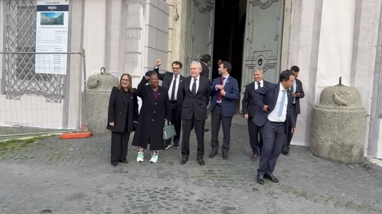 Velório do Papa: sob gritos de ‘sem anistia’, comitiva de Lula deixa embaixada em Roma; vídeo