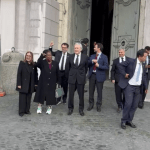 Velório do Papa: sob gritos de ‘sem anistia’, comitiva de Lula deixa embaixada em Roma; vídeo