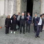 Velório do Papa: sob gritos de ‘sem anistia’, comitiva de Lula deixa embaixada em Roma; vídeo