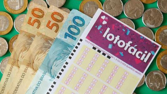 A Lotofácil é uma modalidade de loteria praticada no Brasil que envolve a escolha de pelo menos 15 entre 25 números. Entenda melhor como funciona!