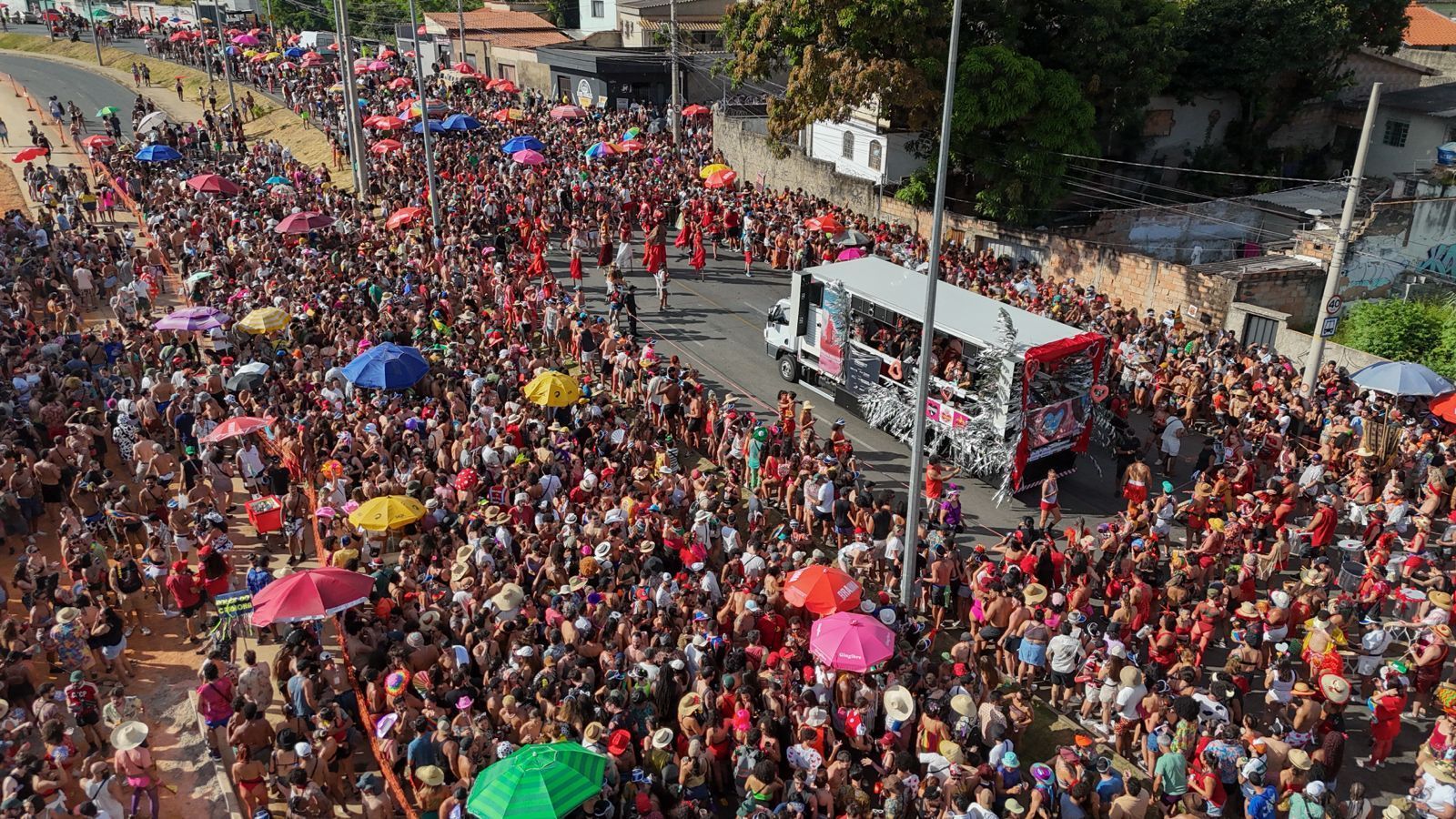 Carnaval 2025: previsão do tempo indica 'onda de calor' e chuva pelo Brasil