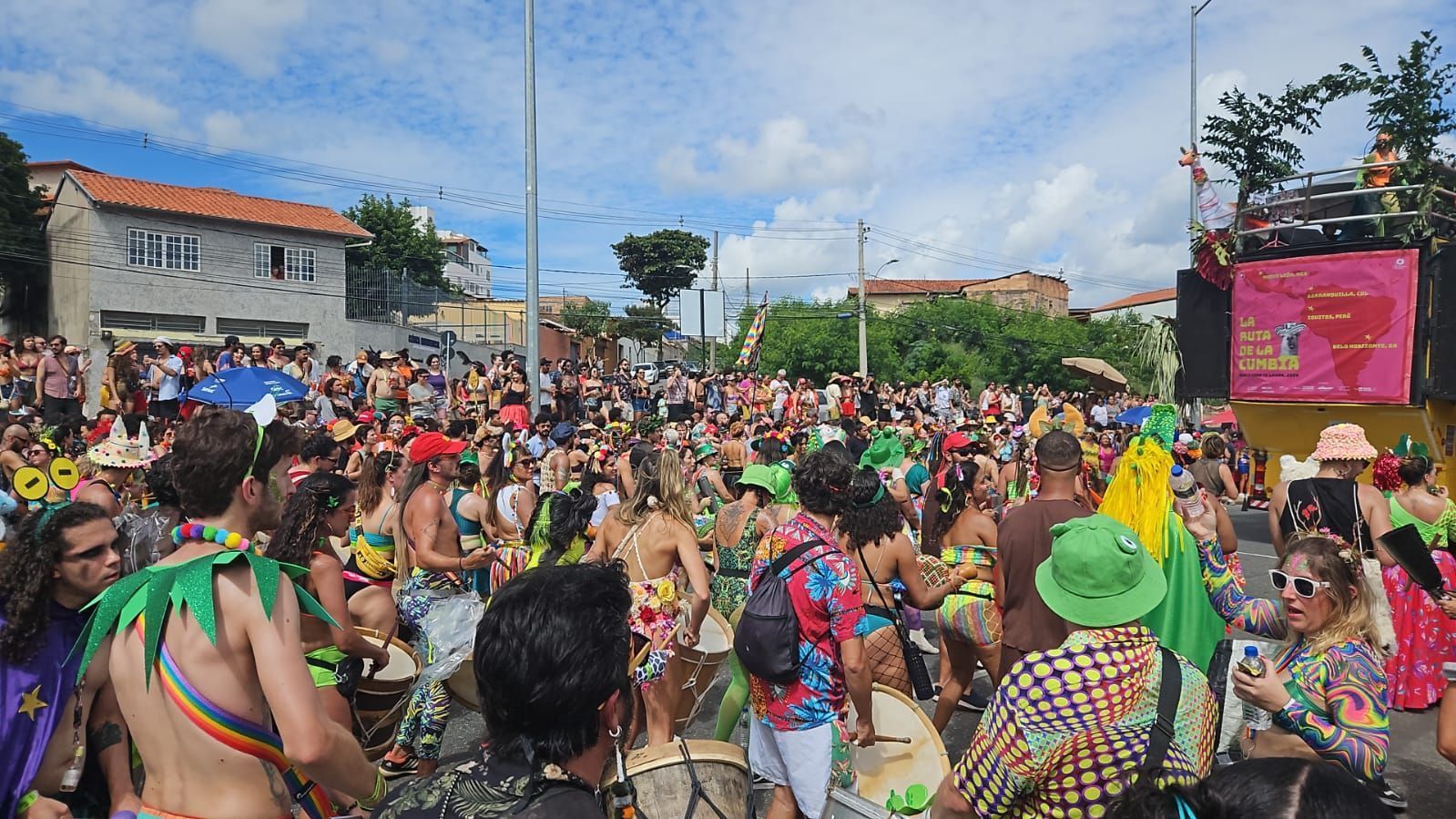 Carnaval BH 2024: com fantasias de sapos e baratas, 'Como te Lhama' ganha ruas de BH
