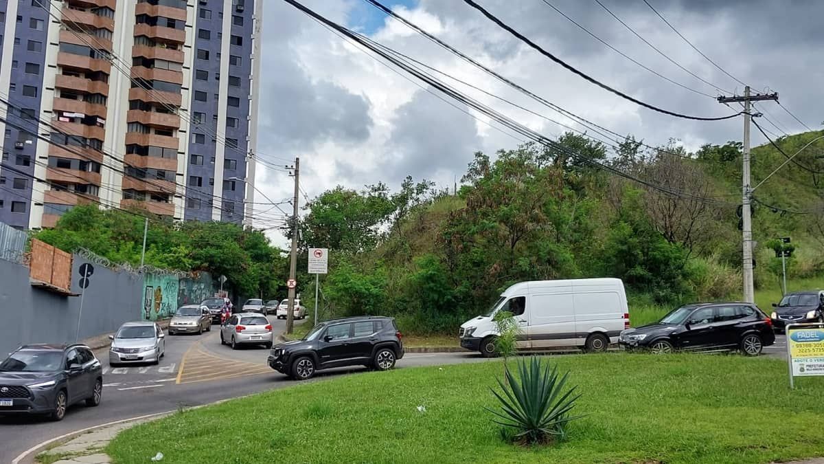 Cheiro de carniça intriga quem passa por rua movimentada em região nobre de Belo Horizonte 