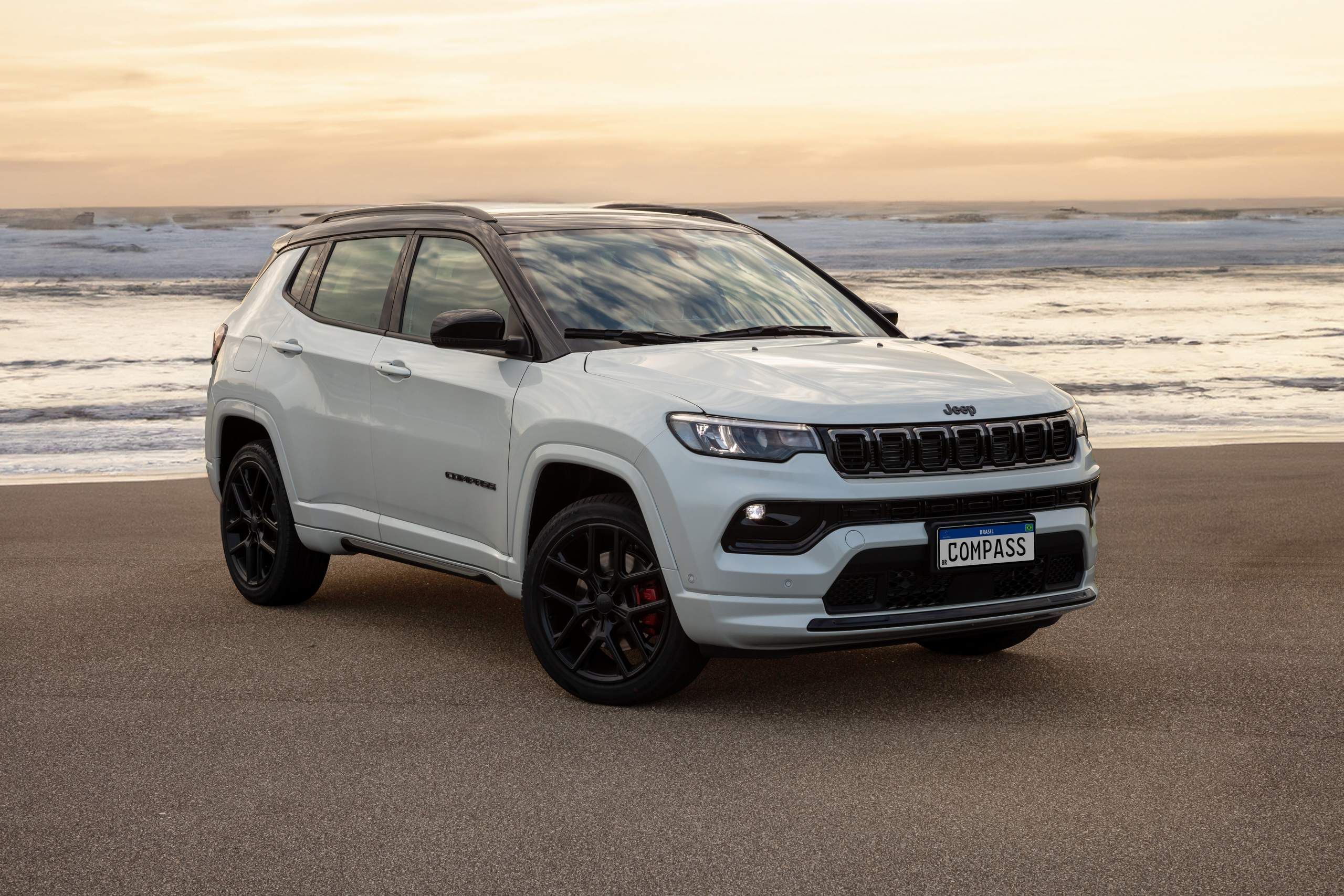 Jeep Compass Blackhawk 2.0 turbo de 272 cv agora é flex; veja o consumo