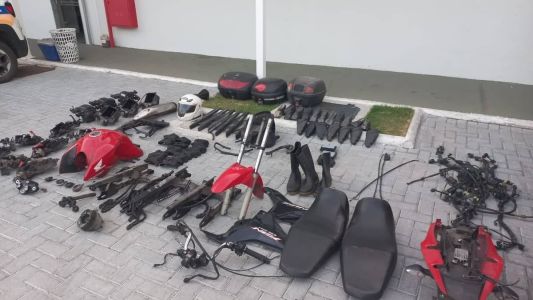 Componentes de motos foram apreendidos na residência