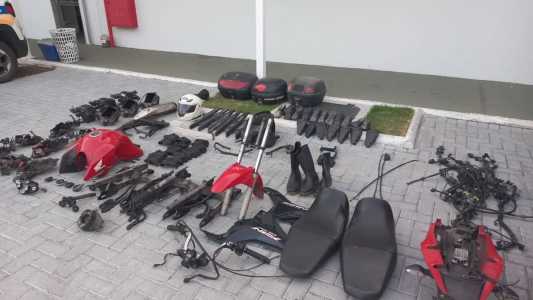 Componentes de motos foram apreendidos na residência